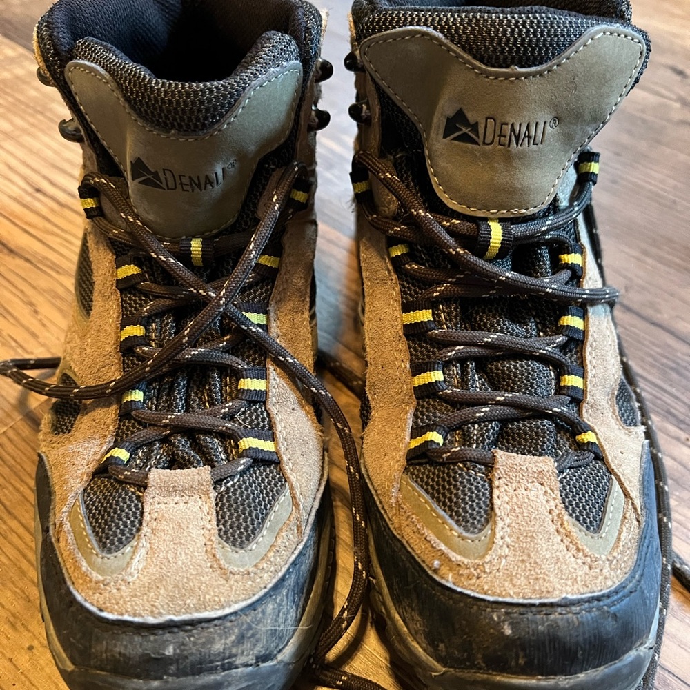 Denali hiking boots size 6
